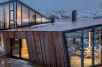 三层玻璃的峡湾小屋俯瞰挪威的峡湾