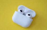 Apple致力于更便宜的AirPods Lite耳塞